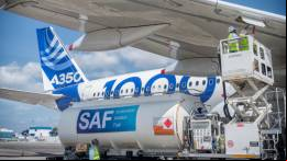 A350-1000 reabastecido con combustible de aviaci